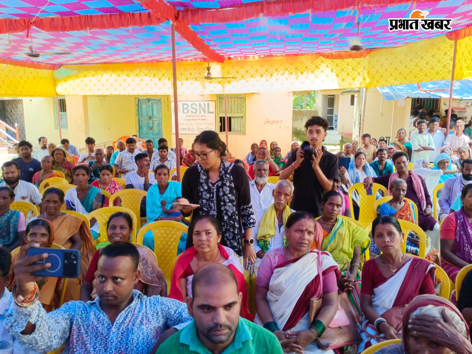 विधायक को सम्मानित करती मुखिया पूनम देवी. शिविर मे उपस्थिति लाभार्थी. | Prabhat Khabar Network