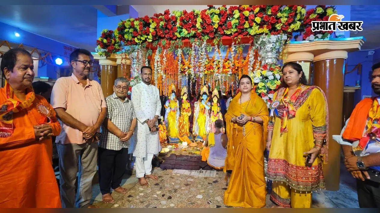 ठाकुरबाड़ी मंदिर पहुंचीं उपमहापौर पल्लवी गुप्ता, पूजा-अर्चना कर नगरवासियों की सुख-समृद्धि की कामना