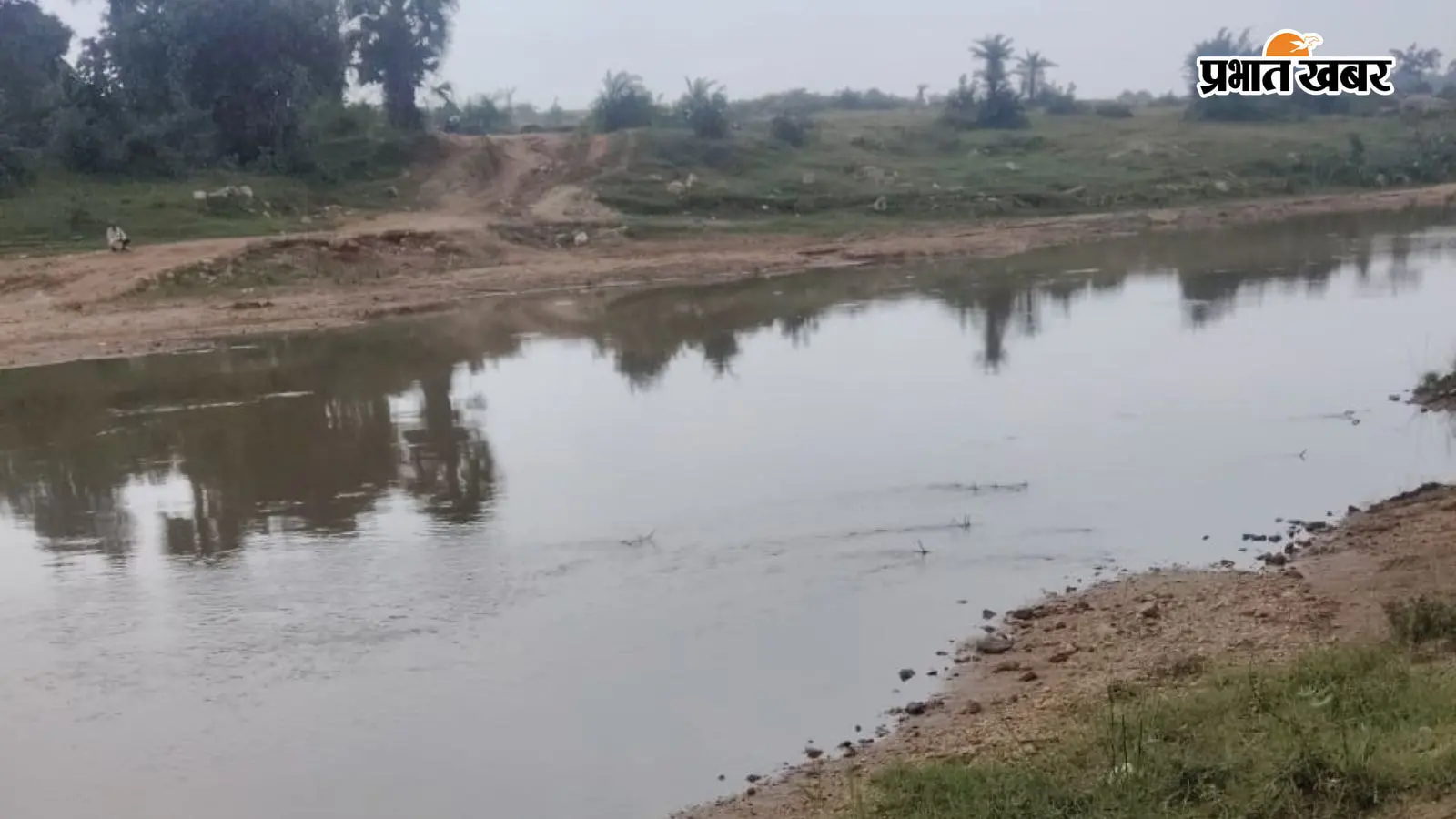बांका में 150 गांवों की जिंदगी पर भारी बदुआ नदी, बारिश में टूटता संपर्क, जान जोखिम में डालकर नदी पार करते ग्रामीण