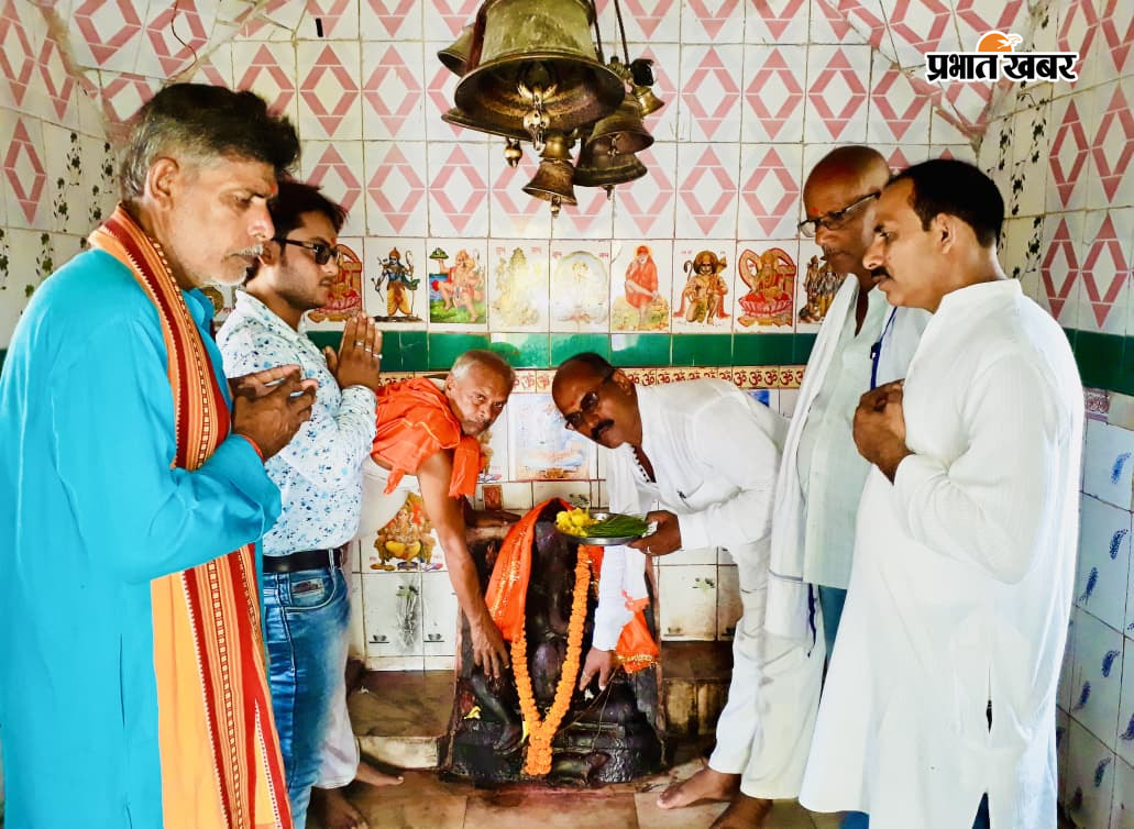 फोटो नं-02- बप्पा का पूजा करते श्रद्धाल | Prabhat Khabar Network