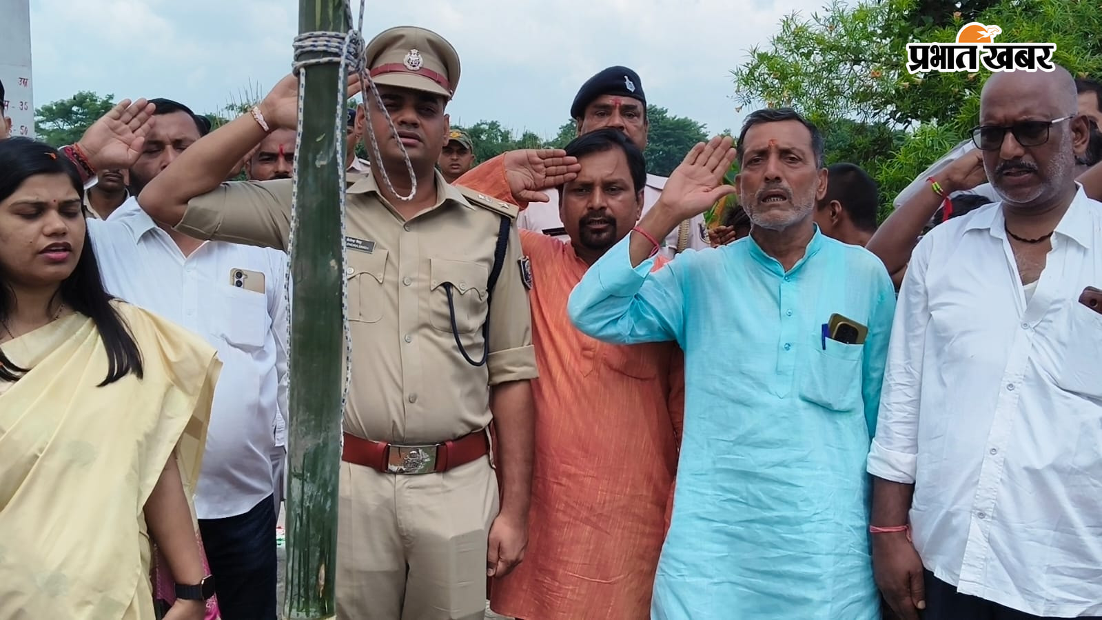 शहादत दिवस के अवसर पर तरियानी के वीर सपूतों को श्रद्धांजलि देते जिला अधिकारी एवं पुलिस कप्तान शिवहर | Prabhat Khabar Network