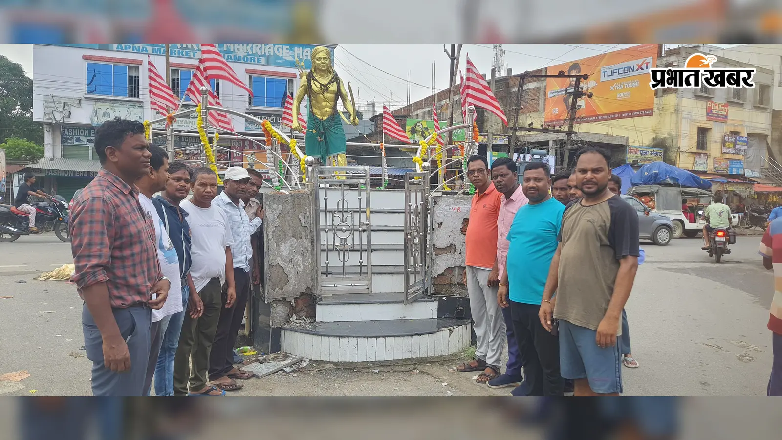 ओवरलोड ट्रक से जैनामोड़ का बाबा तिलका मांझी चौक क्षतिग्रस्त, भारी वाहनों की आवाजाही पर भड़के लोग