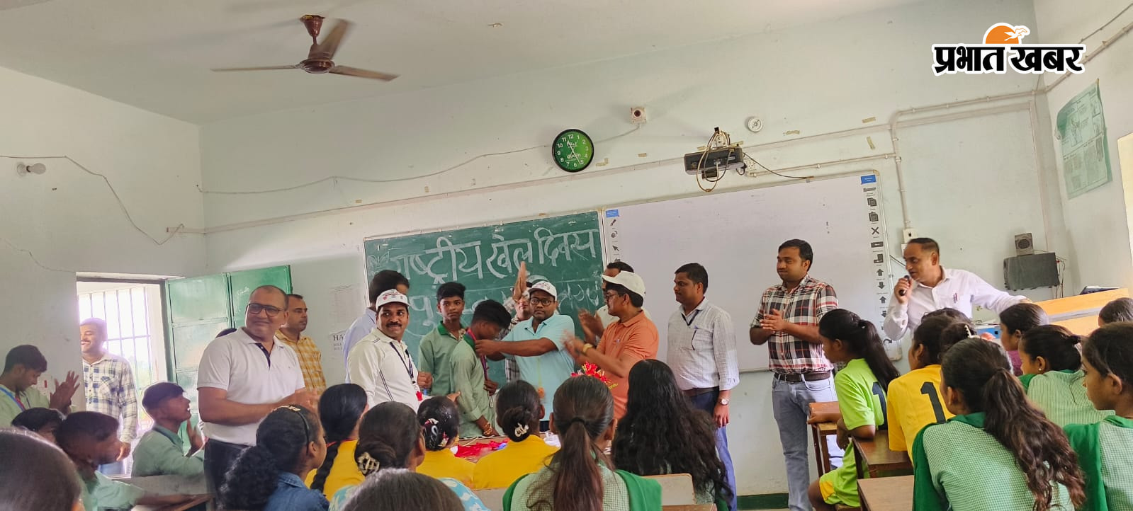 आर बी जे पी सिंह प्लस टू विधालय बभनगामा में राष्टीय खेल दिवस का समापन पर प्रतिभागियों के साथ शिक्षकगण | Prabhat Khabar Network