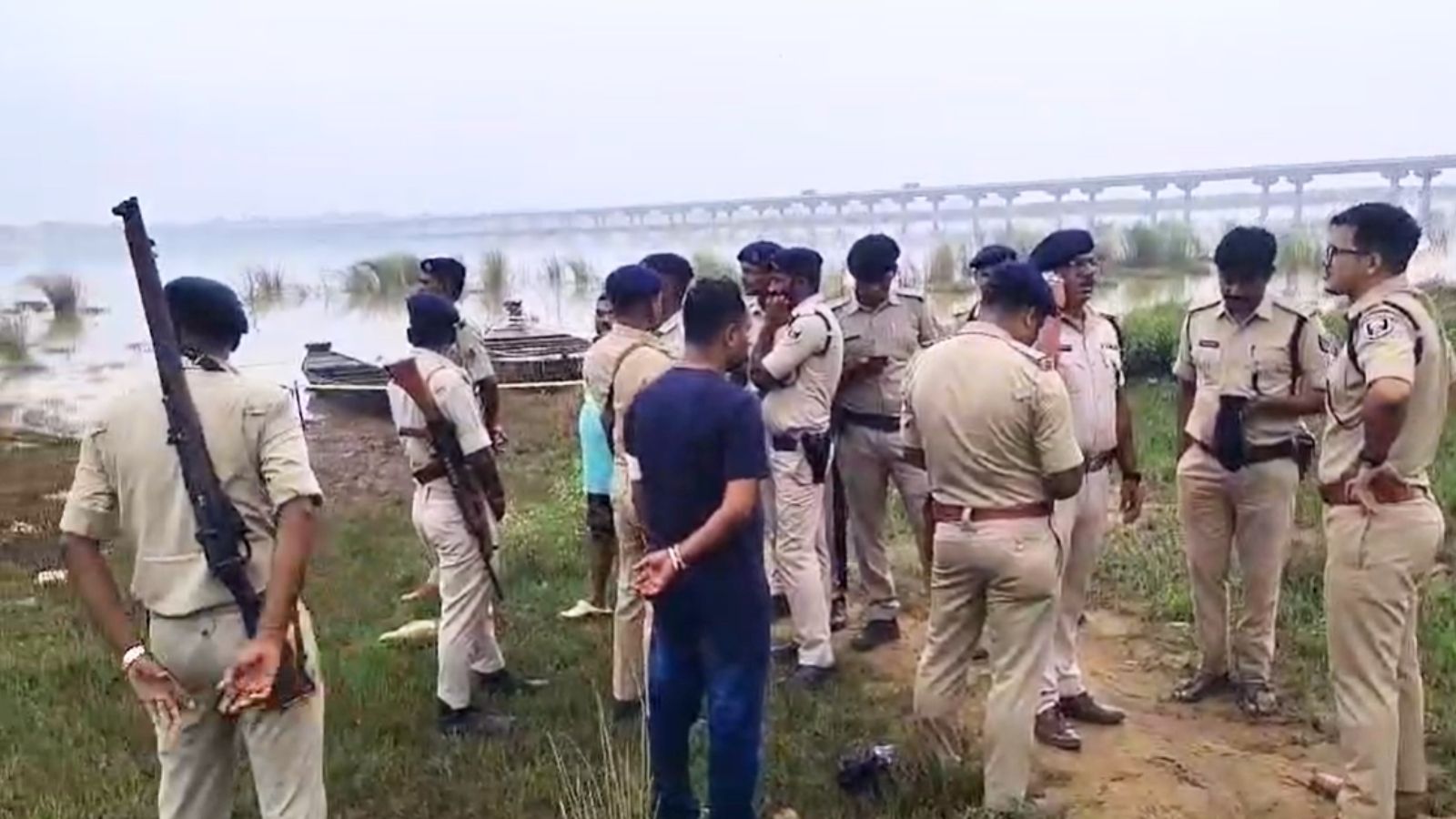 फरार अपराधियों की तलाश जारी