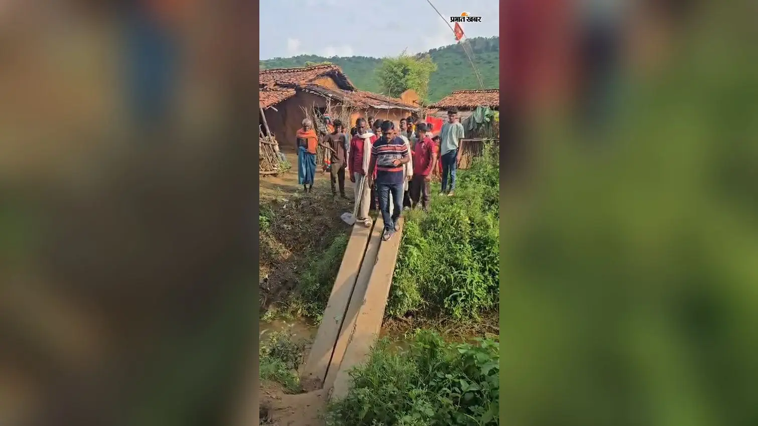 Garhwa News: पैदल गांव पहुंचे BDO, बच्चों से बातचीत में खुली अनाथ बच्ची की पढ़ाई छूटने की वजह