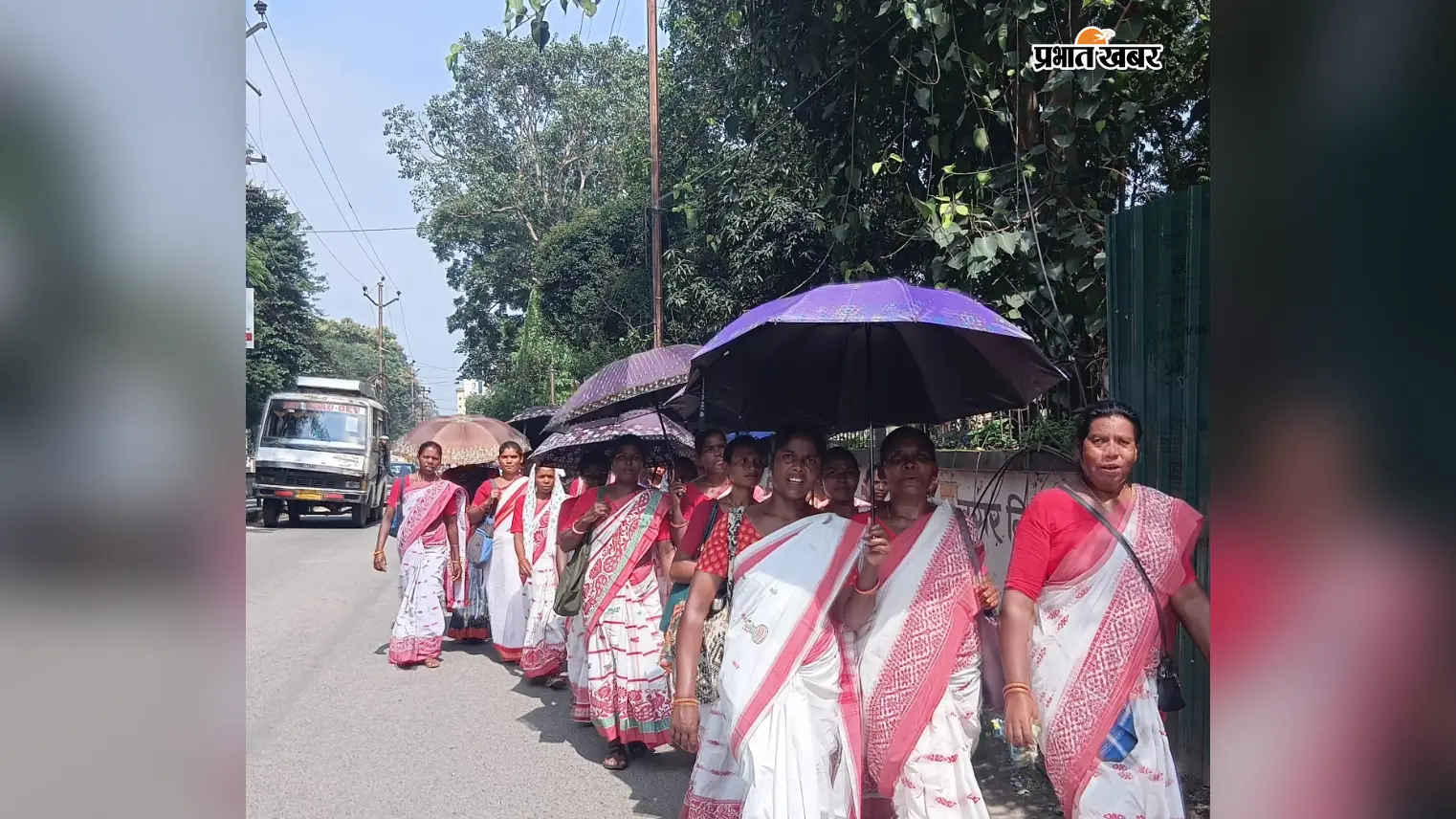 आदिवासी महाजुटान रैली: बूटी मोड़ पर वाहन रोके तो 9 किमी पैदल चल पड़े लोग, रैली में दिखा उत्साह