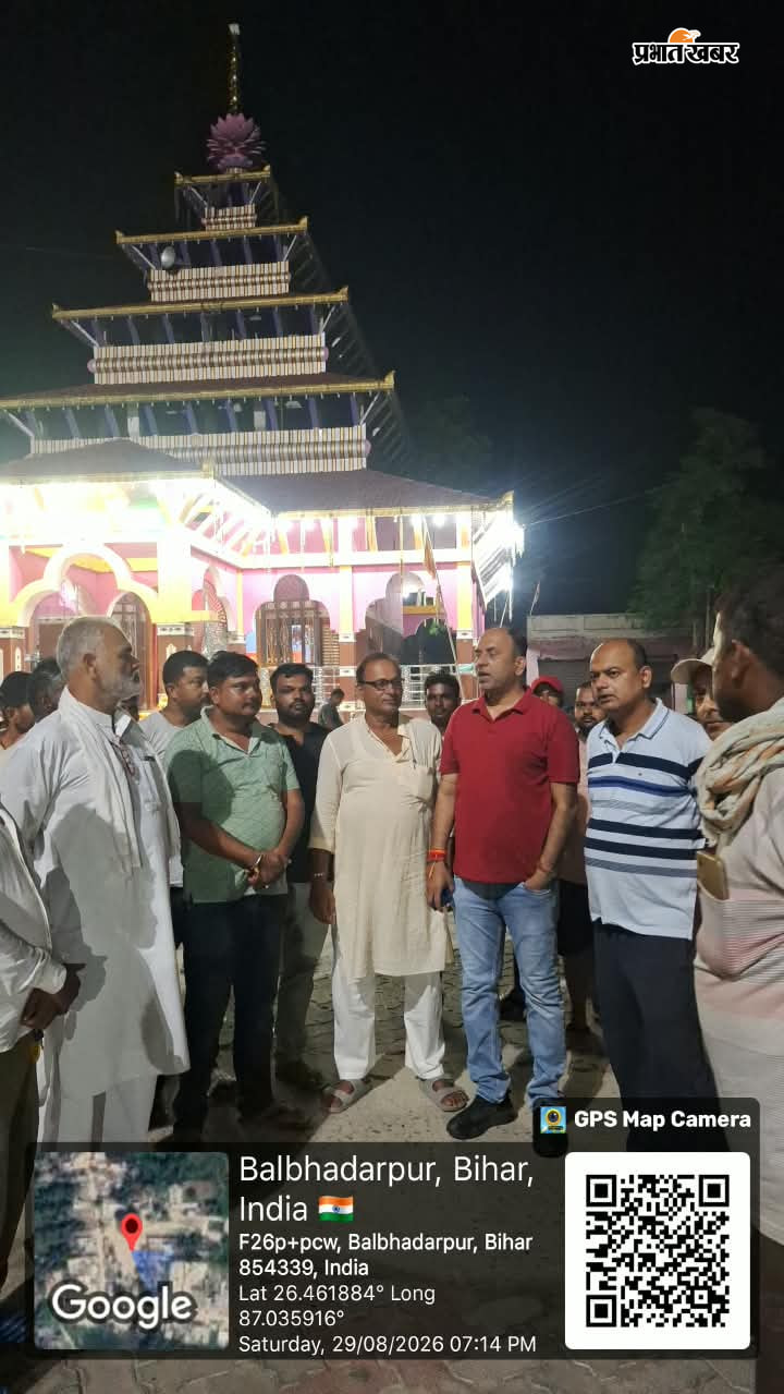फोटो कैप्शन - मंदिर परिसर का निरीक्षण करते एसडीएम, बीडीओ और स्थानीय लोग | Prabhat Khabar Network