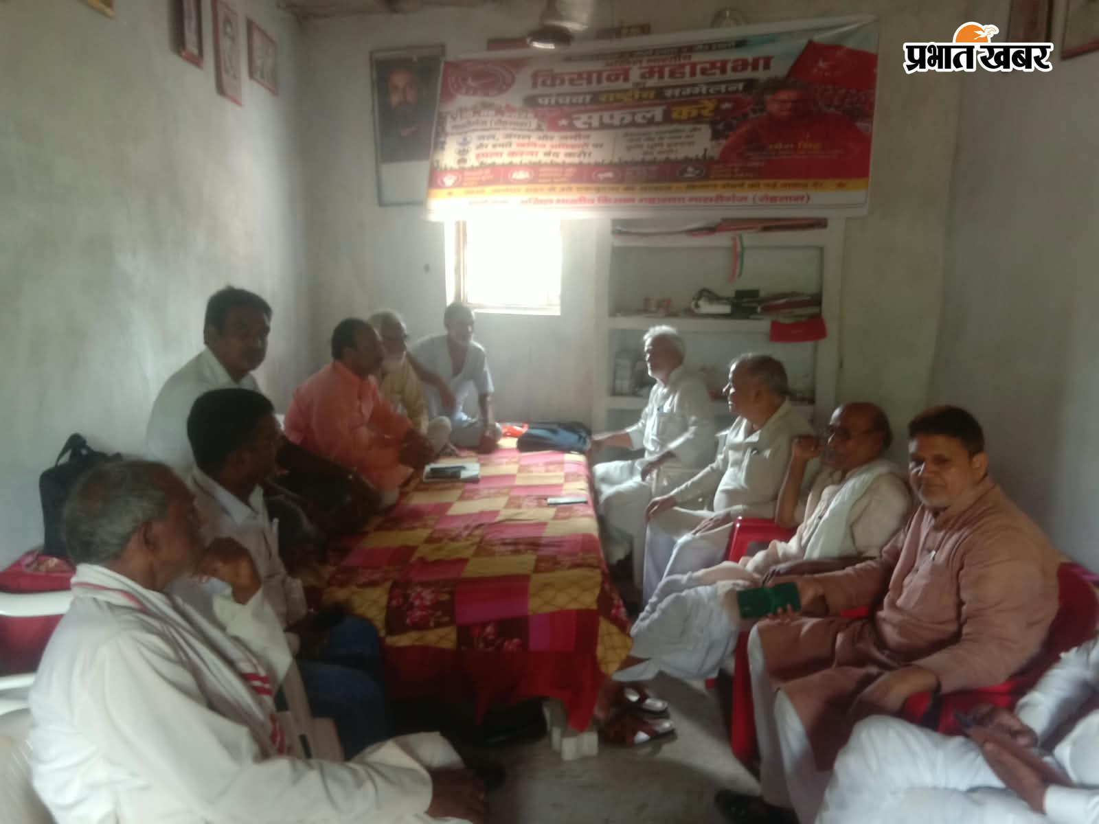 बैठक में उपस्थित लोग | Prabhat Khabar Network