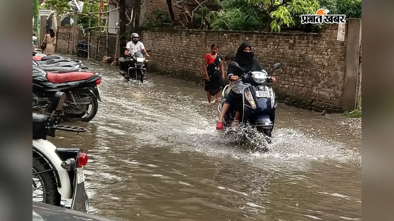 Motihari News: तीन दिन से अगरवा सड़क बनी झील, डेढ़ फीट पानी में फंसी 7 हजार आबादी, आखिर क्यों नहीं निकल रहा पानी?