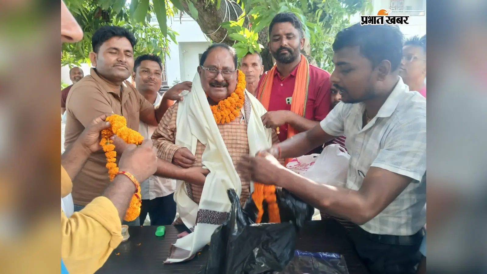Bettiah: स्कूल की संपत्ति बचाने की जिम्मेदारी, नौतन विधायक ने रात्रि प्रहरियों को दिया बड़ा संदेश