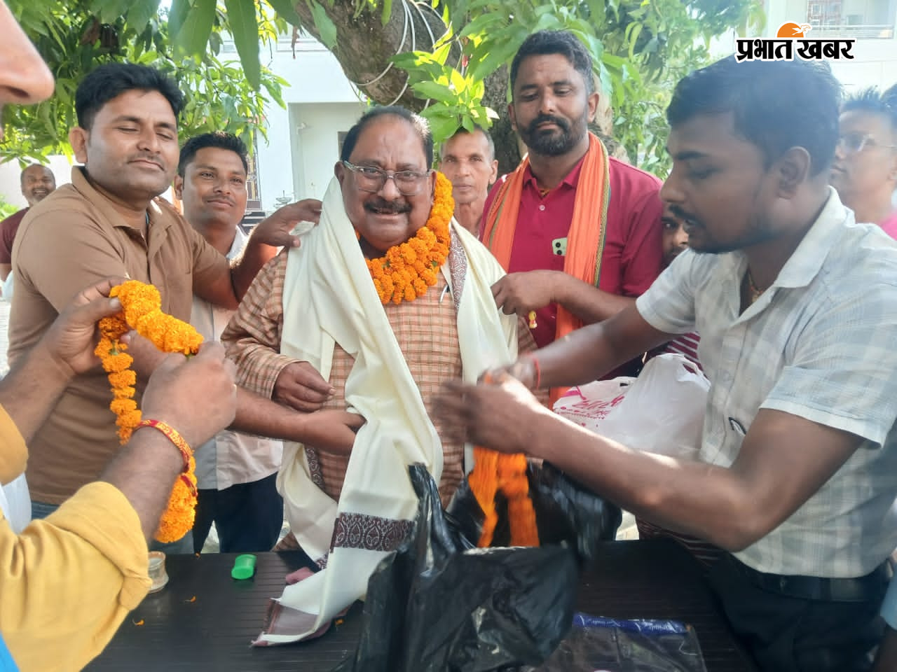 विधायक नारायण प्रसाद को सम्मानित करते रात्रि प्रहरी संघ के पदाधिकारी | Prabhat Khabar Network
