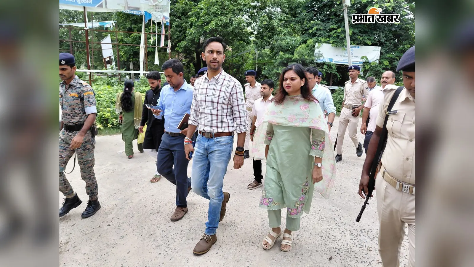 सीवान के रघुनाथपुर में डीएम ने जनप्रतिनिधियों से किया सीधा संवाद, समस्याओं के शीघ्र समाधान का दिया निर्देश