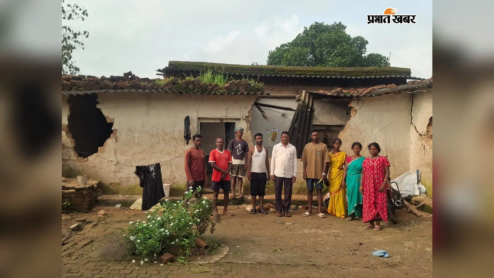 Latehar News: 15-16 जंगली हाथियों के झुंड ने मचाया तांडव, घर ध्वस्त कर 5 एकड़ फसल रौंदी