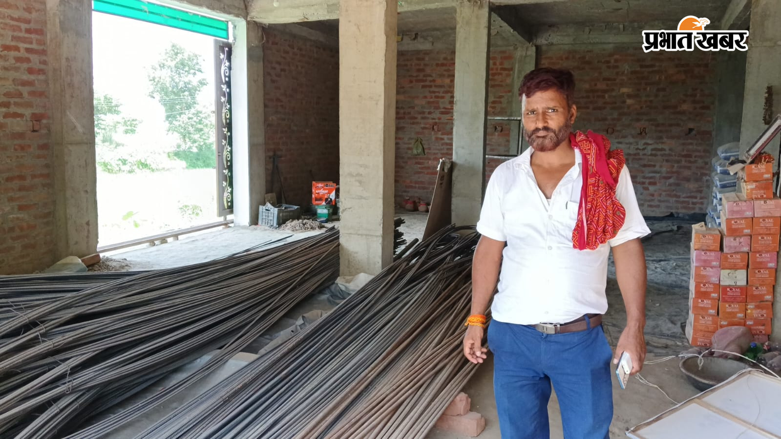 दुकान में बिखर पड़ा सामान व पीड़ित दुकानदार | Prabhat Khabar Network