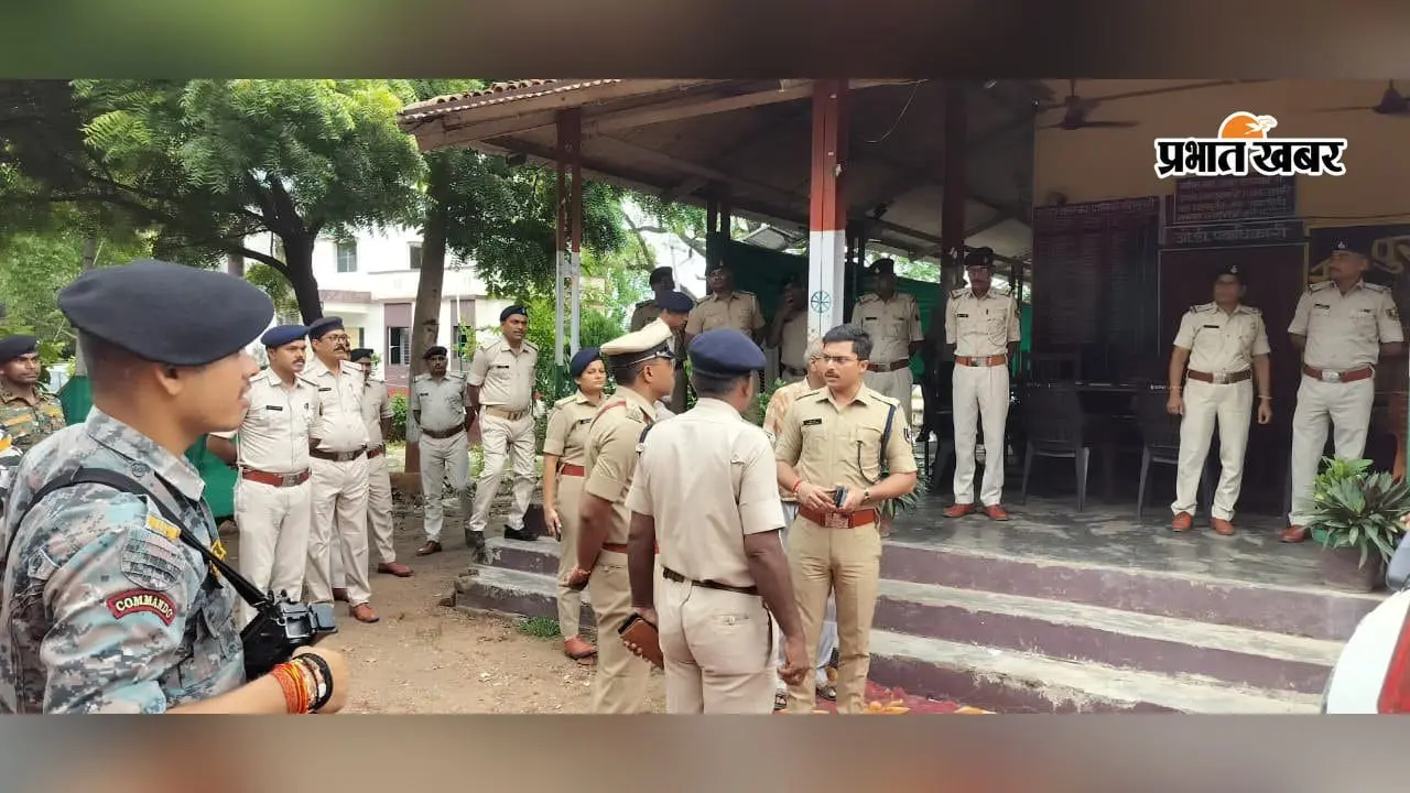 बक्सर: राजपुर थाने पहुंचे SP शुभम आर्य, लंबित मामलों के त्वरित निष्पादन और गश्ती बढ़ाने का दिया निर्देश