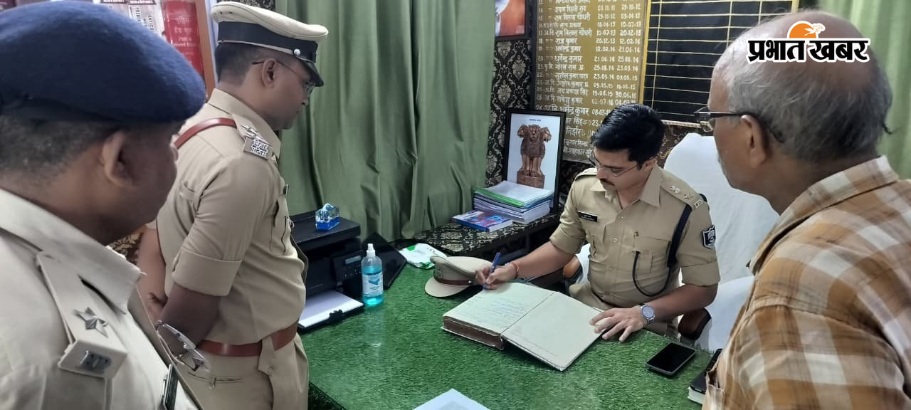 फोटो :- फाइलो की जाँच करते एसपी फोटो :- पुलिस पदाधिकारियों से बात करते एसपी | Prabhat Khabar Network