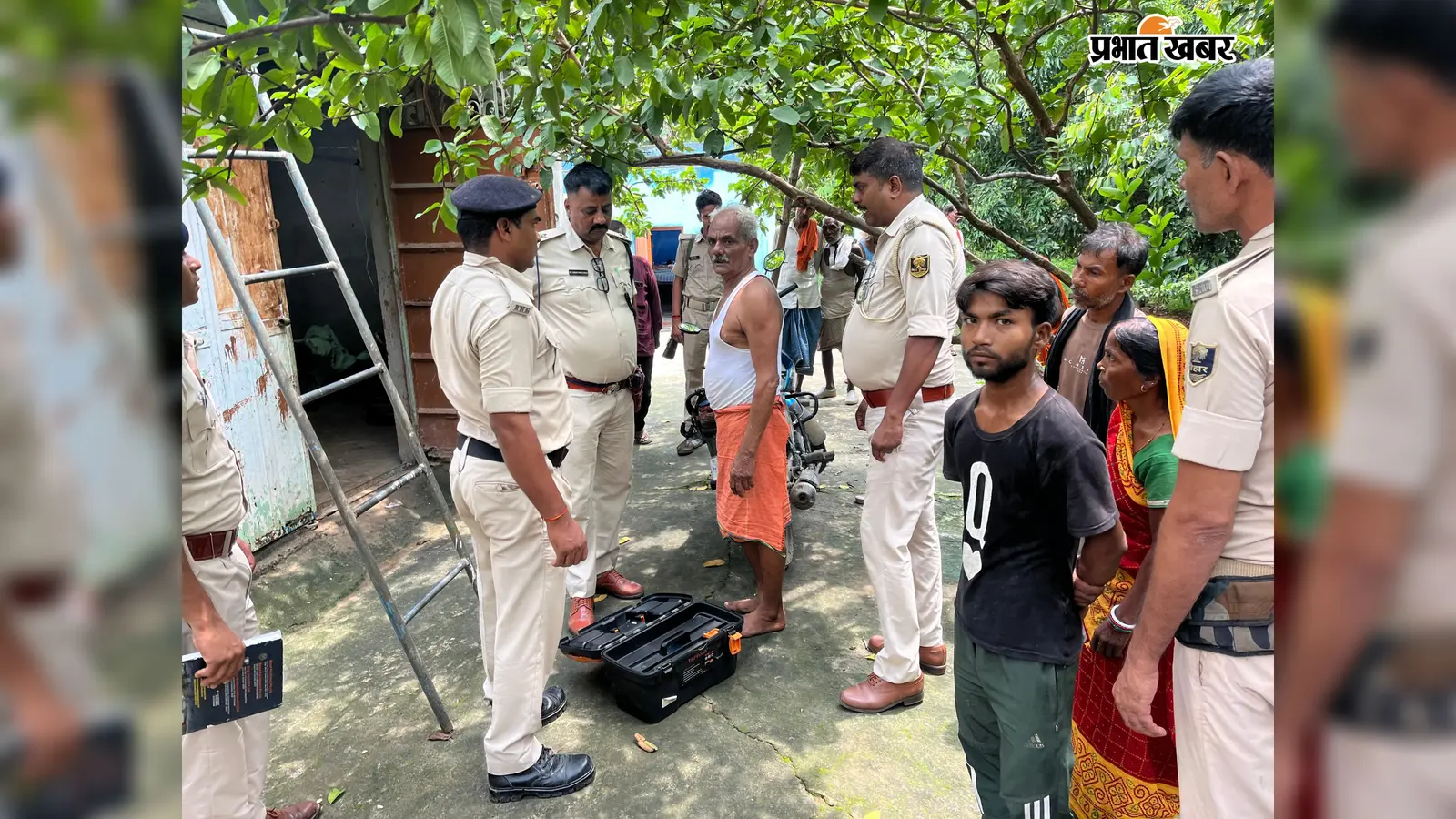 रक्षाबंधन की रात रहस्यमय ढंग से गायब हुए 57 वर्षीय वृद्ध, बगीचे में मिले कपड़े-चप्पल; बनियान में लापता होने से बढ़ा रहस्य
