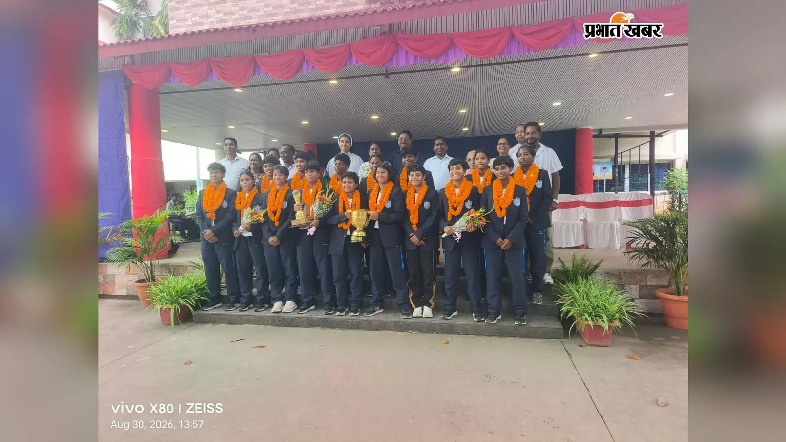 Subroto Cup: दिल्ली में चैंपियन बनीं गुमला की बेटियां लौटीं तो सड़कों पर उमड़ा शहर, हुआ भव्य स्वागत