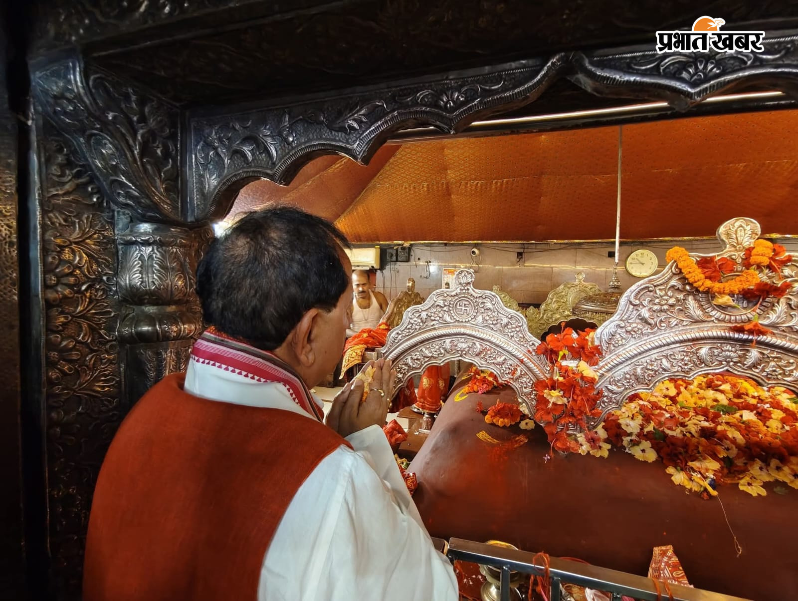 बड़हिया पहुंचे कृषि मंत्री विजय सिन्हा, मां बाला त्रिपुर सुंदरी मंदिर में की पूजा -पूजा अर्चना के बाद कार्यकर्ताओं संग सुनी ‘मन की बात’’ | Prabhat Khabar Network