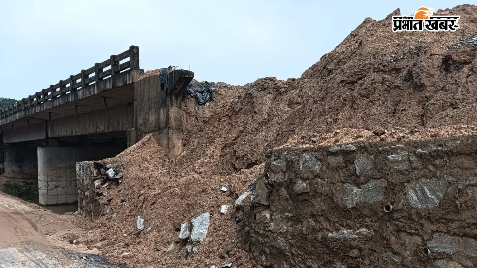 निर्माण के दो माह में ही धंस गया एप्रोच रोड का गार्डवाल, गुणवत्ता पर उठे सवाल