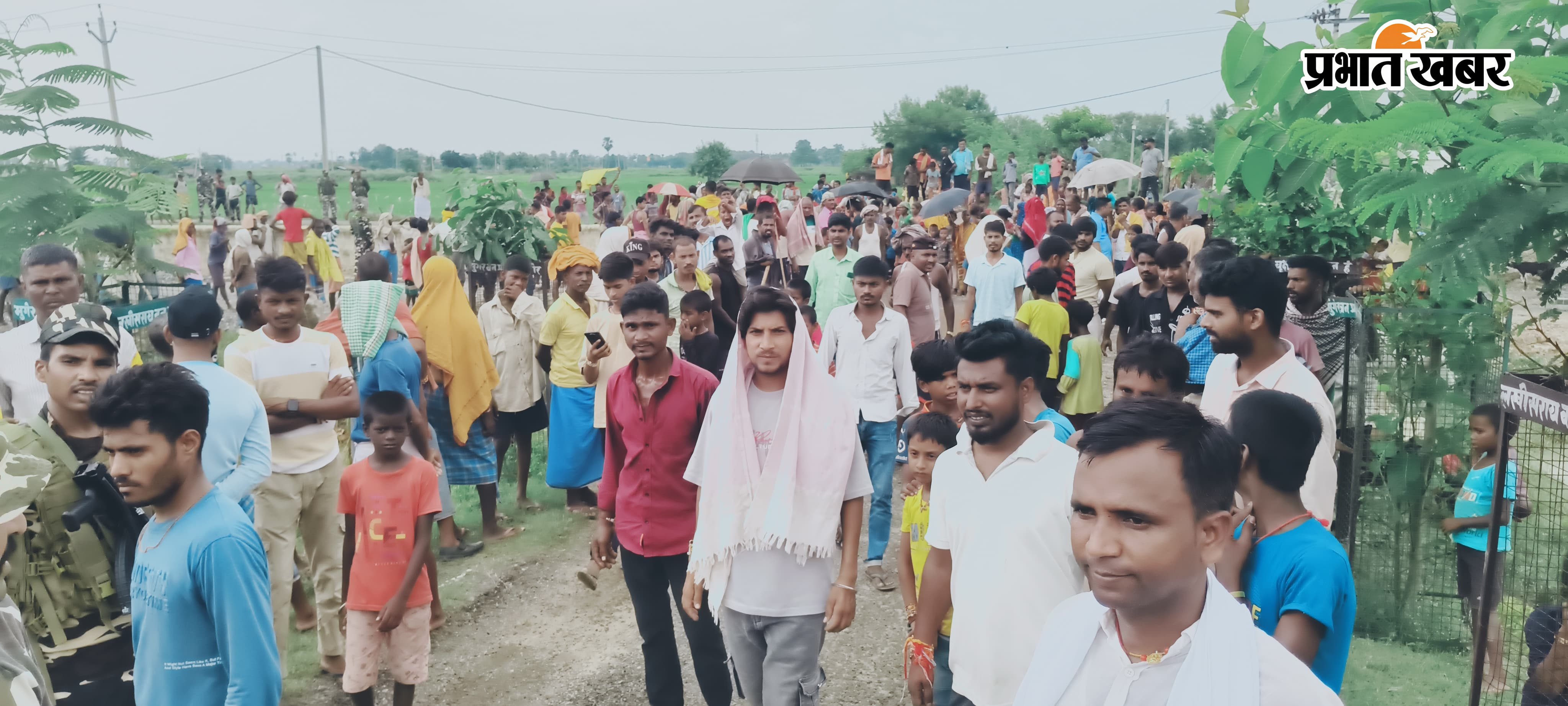ग्रामीणों को समझाते डीएम शैलेंद्र कुमार डीएम के आने की सूचना पर पहुंचे ग्रामीण | Prabhat Khabar Network