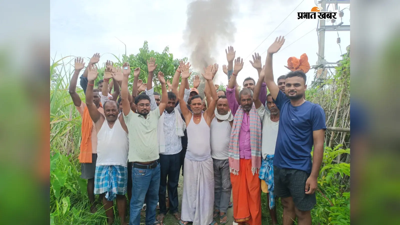 पांच दिनों से बिजली संकट, ट्रांसफार्मर के पास टायर जलाकर ग्रामीणों का प्रदर्शन