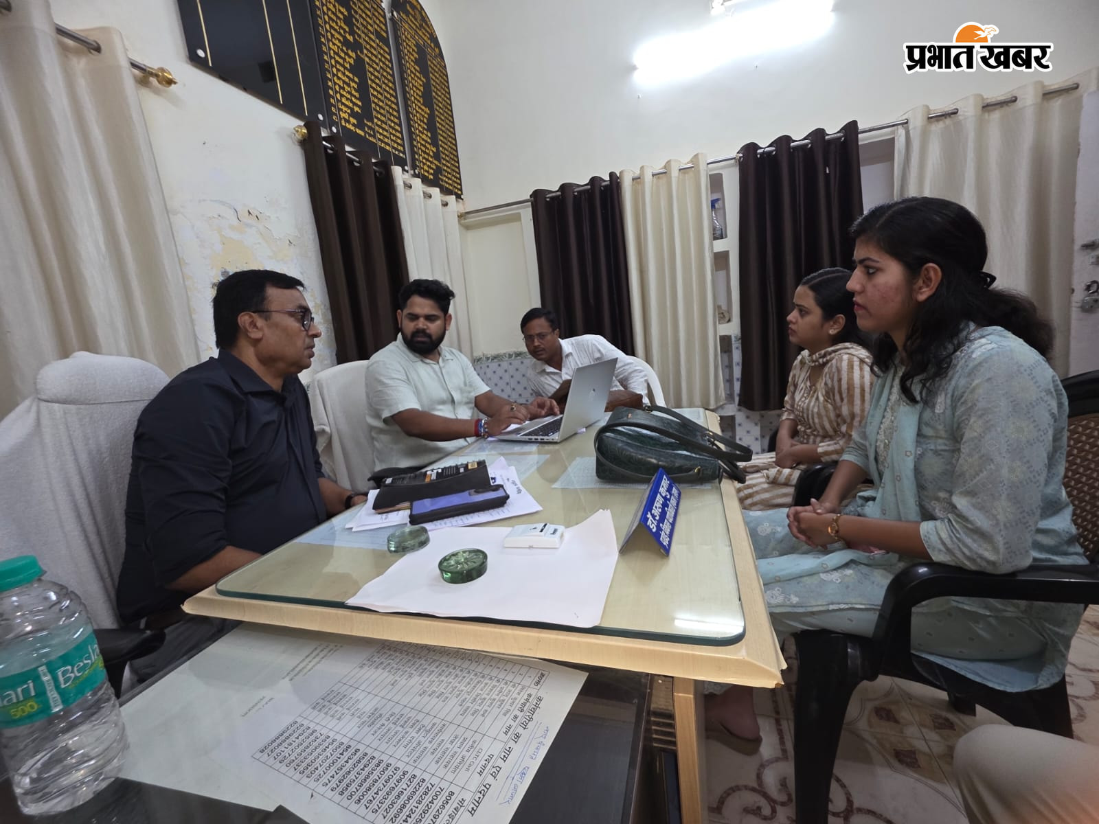 समीक्षा करते सहायक निदेशक व अन्य | Prabhat Khabar Network