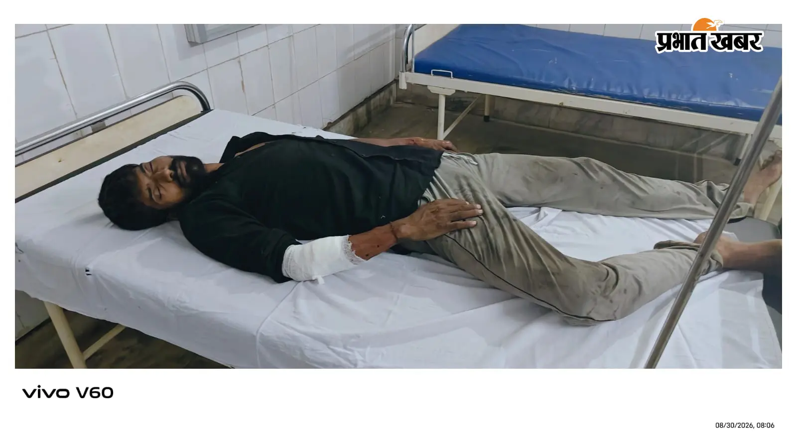 गहड़ा नाल के पास लोहे से लदा ट्रेलर पलटा, चालक-खलासी घायल