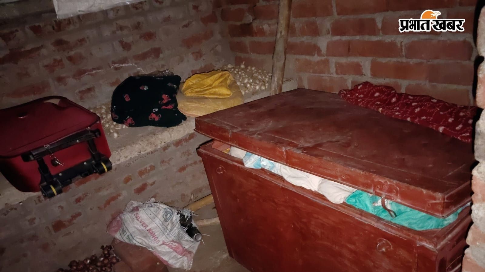 चोरी के बाद घर में बिखरा सामान