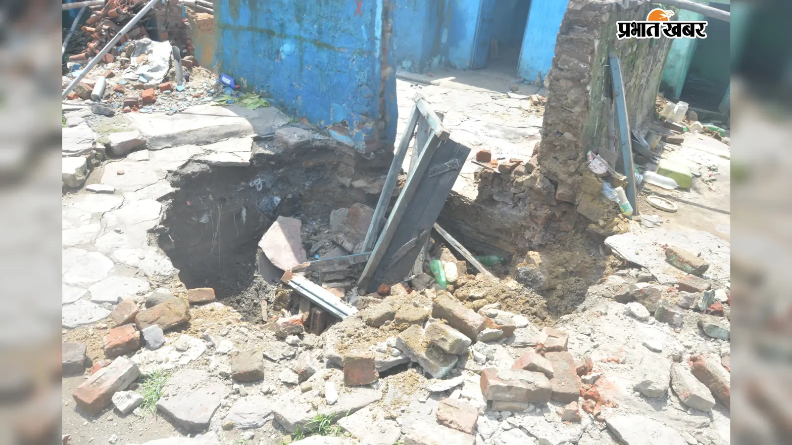 झरिया में तेज धमाके के साथ धंसी जमीन, घरों में दरारें; बाल-बाल बचा परिवार