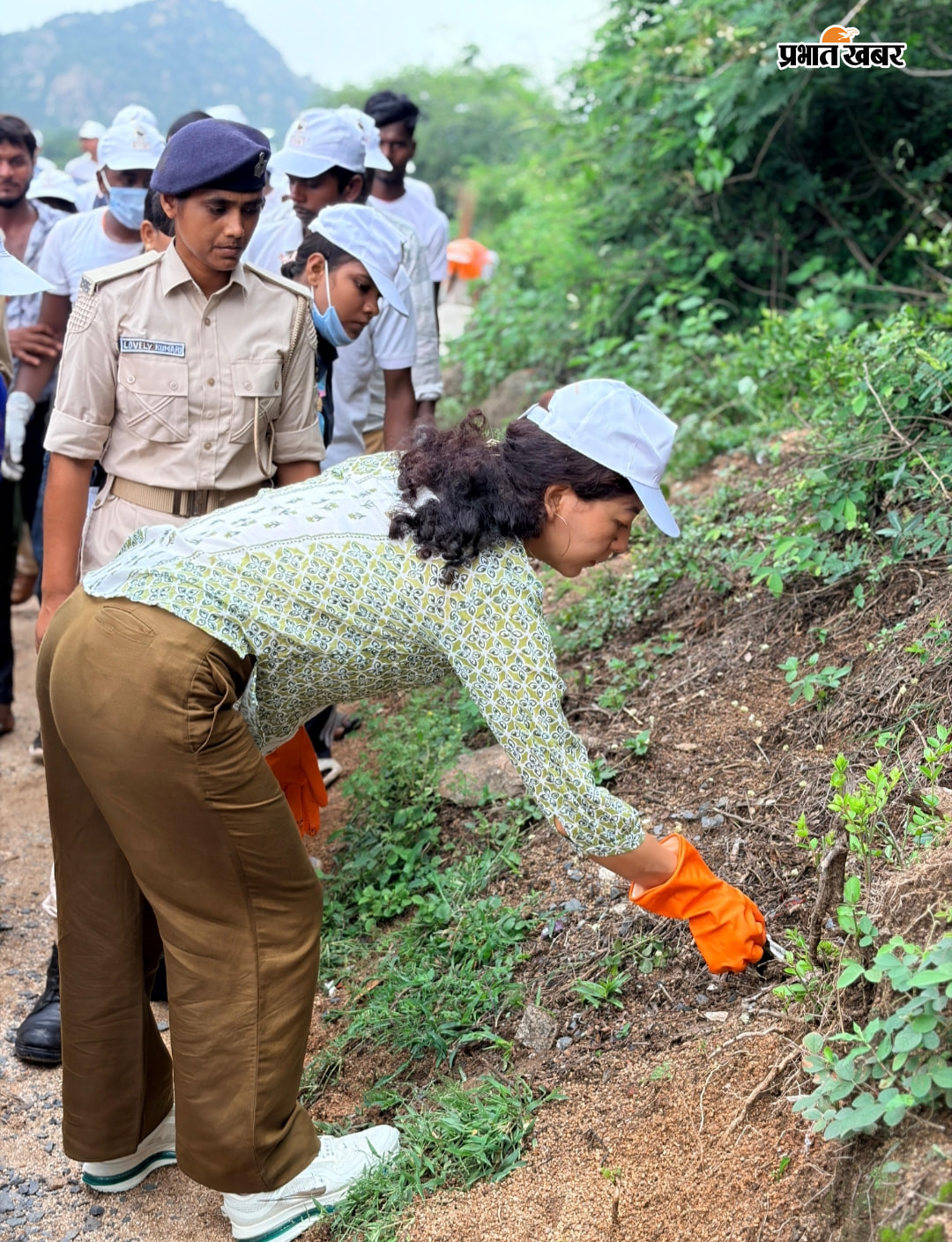 जिले के पर्यटक स्थल क्षेत्र वनावर की पहाड़ी पर श्रावणी मेले के बाद कचरा साफ करती जिलाधिकारी | Prabhat Khabar Network