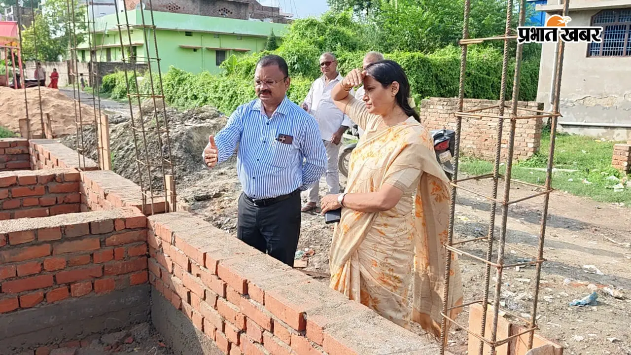 बेतिया के संत घाट में 9 लाख की लागत से बन रहा सार्वजनिक प्रसाधन, महापौर ने लिया निर्माण का जायजा