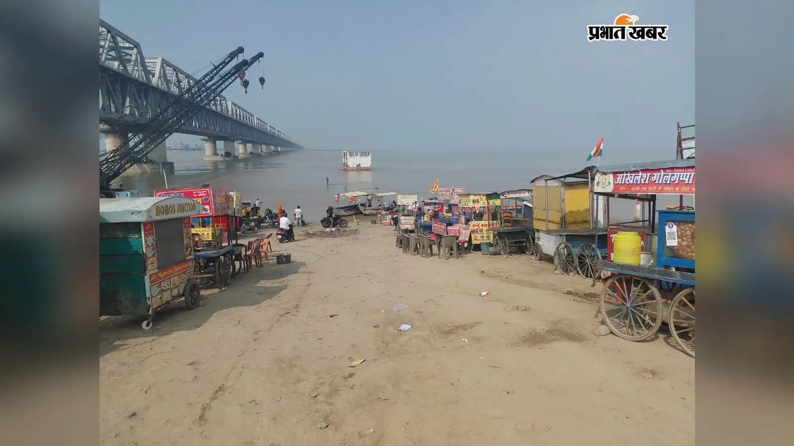 मरीन ड्राइव पर चढ़ा गंगा का पानी: ठेले-बर्तन डूबे, 100 से ज्यादा दुकानें बंद; वेंडर्स के सामने रोजी-रोटी का संकट