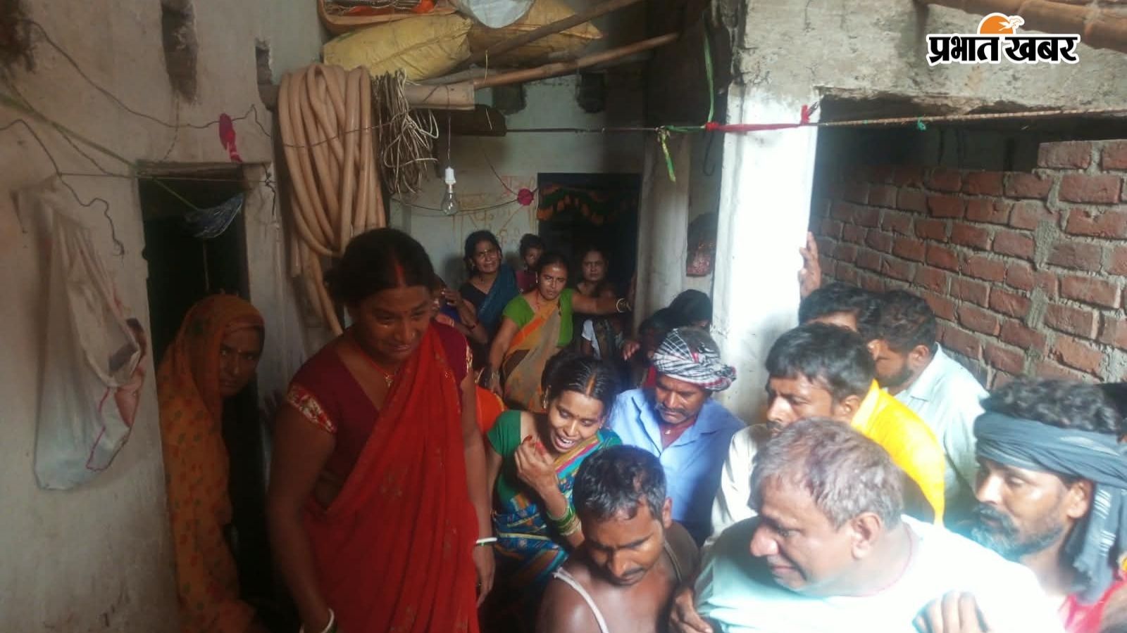 मृतक के घर पर लगी भीड़