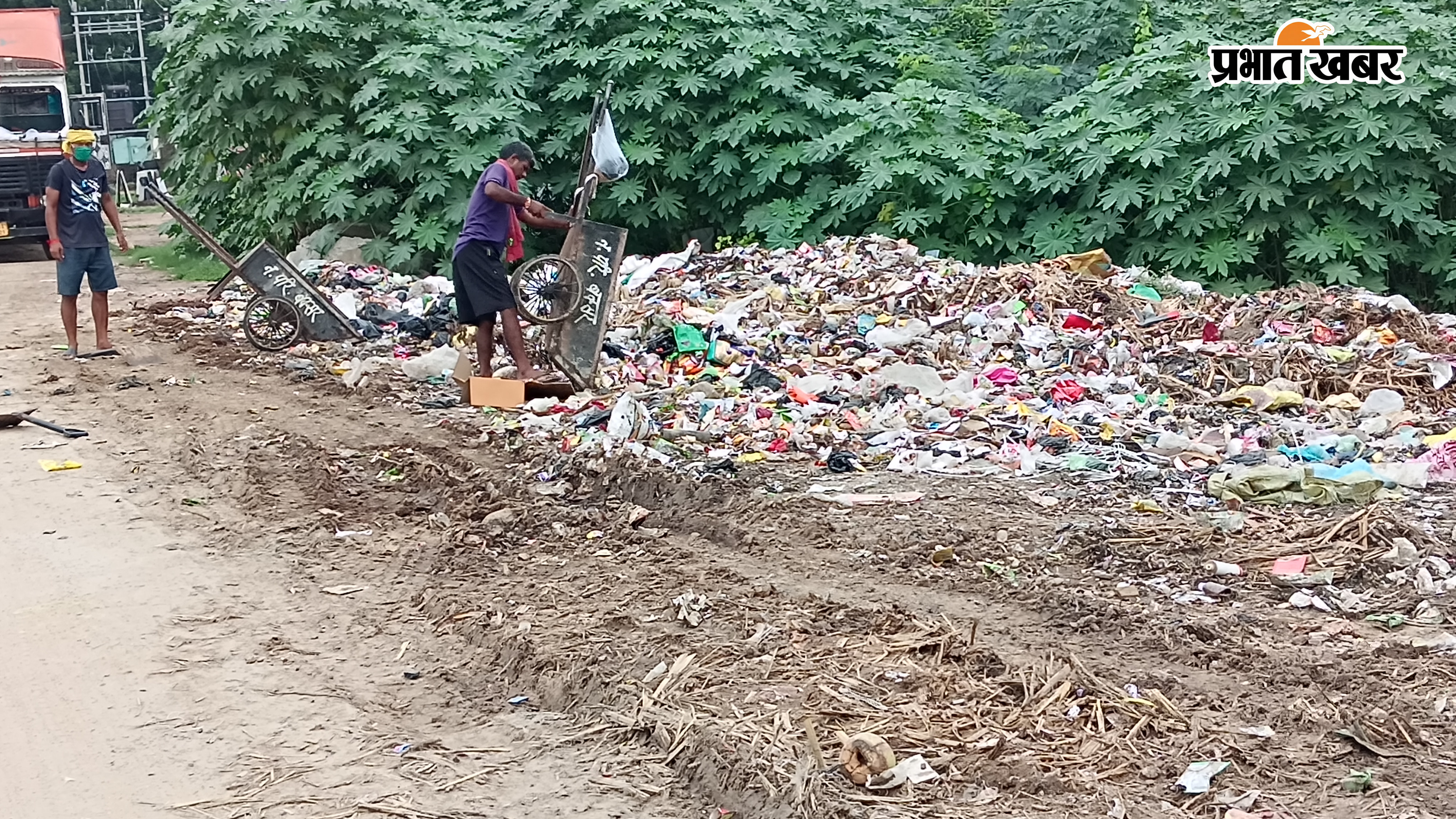 फोटो- बक्सर पटना फोरलेन के किनारे कचरा निस्तारित करते सफाई कर्मी | Prabhat Khabar Network