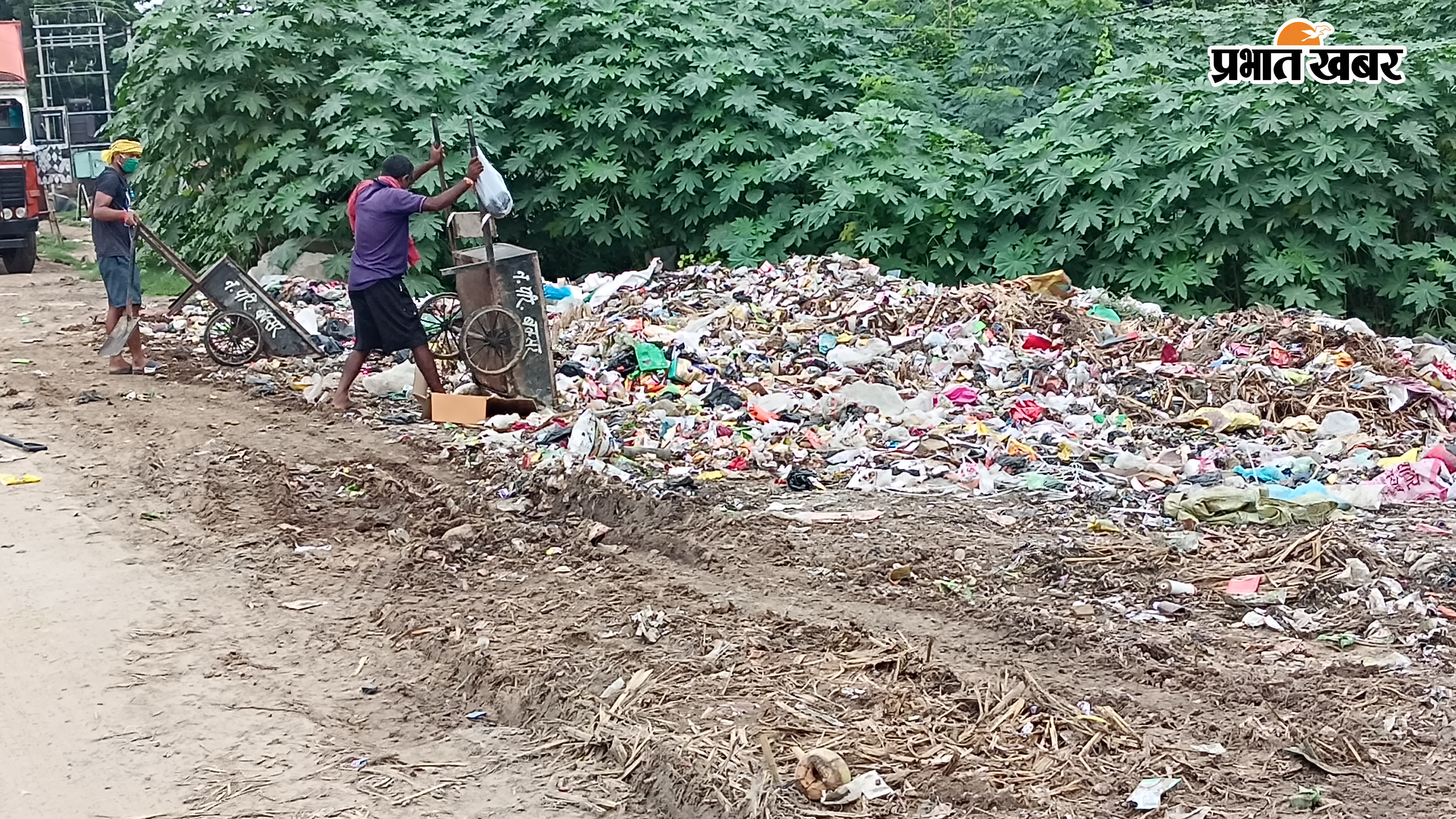 फोटो- बक्सर पटना फोरलेन के किनारे कचरा निस्तारित करते सफाई कर्मी | Prabhat Khabar Network