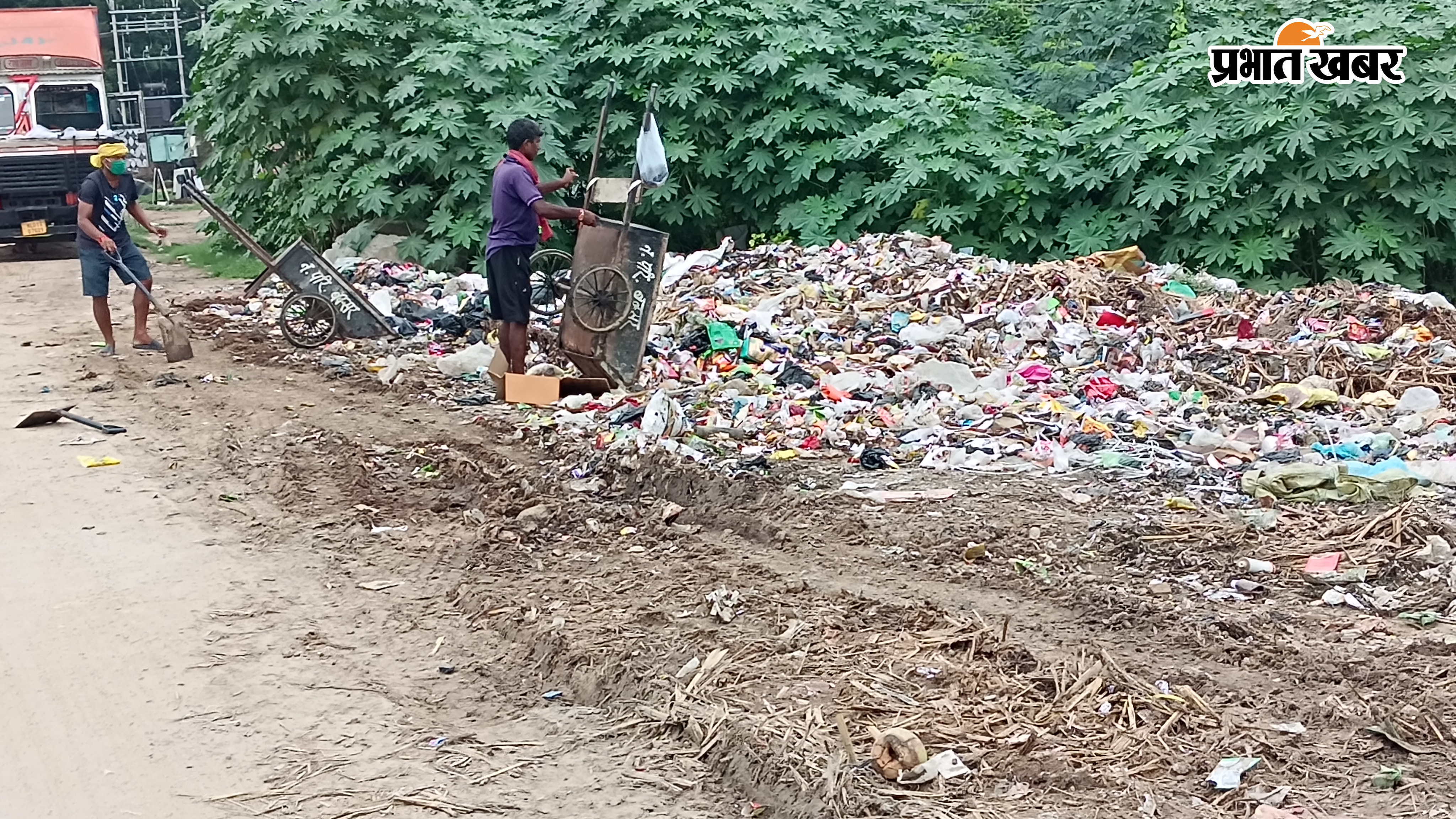 फोटो- बक्सर पटना फोरलेन के किनारे कचरा निस्तारित करते सफाई कर्मी | Prabhat Khabar Network
