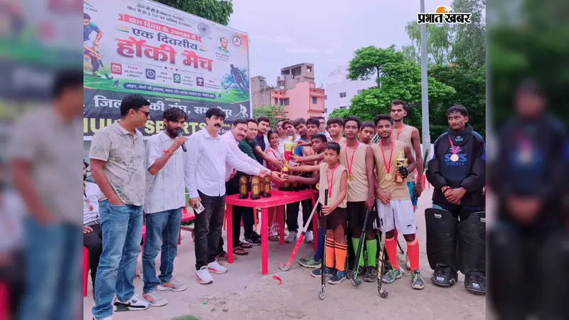 फोटो : 8 विजेता व उपविजेता को ट्रॉफी से सम्मानित करते अतिथि | Prabhat Khabar Network