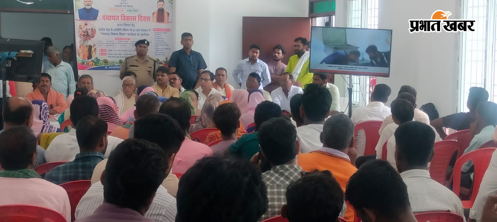 विशेष शिविर में शामिल सांसद डां संजय जयसवाल, मुखिया लालबाबू उर्फ सेम्पू मिश्रा व अन्य | Prabhat Khabar Network