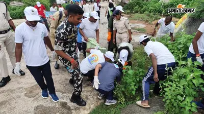 PHOTOS : बराबर पहाड़ पर जहानाबाद DM ने संभाली सफाई की कमान, दस्ताने पहनकर खुद साफ किया कचरा