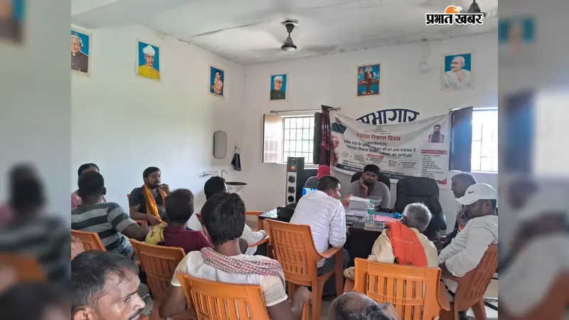 बैठक में उपस्थित जनप्रतिनिधि | Prabhat Khabar Network