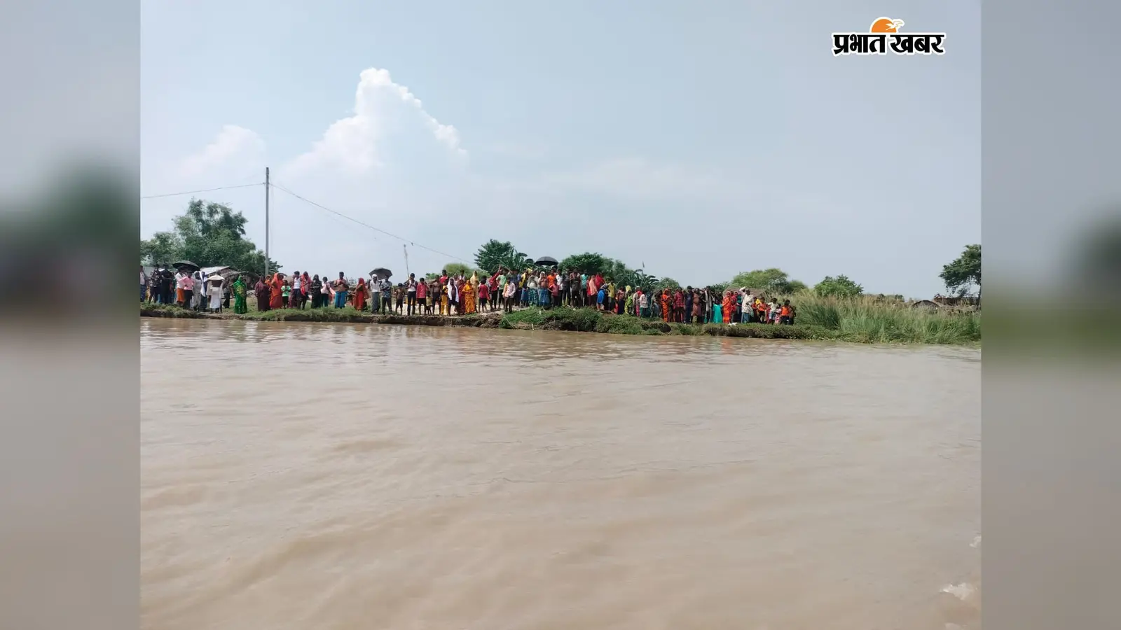 साहिबगंज में गंगा का जलस्तर घटा, दियारा में आफत बरकरार; 7 गांवों में पहुंची राहत सामग्री