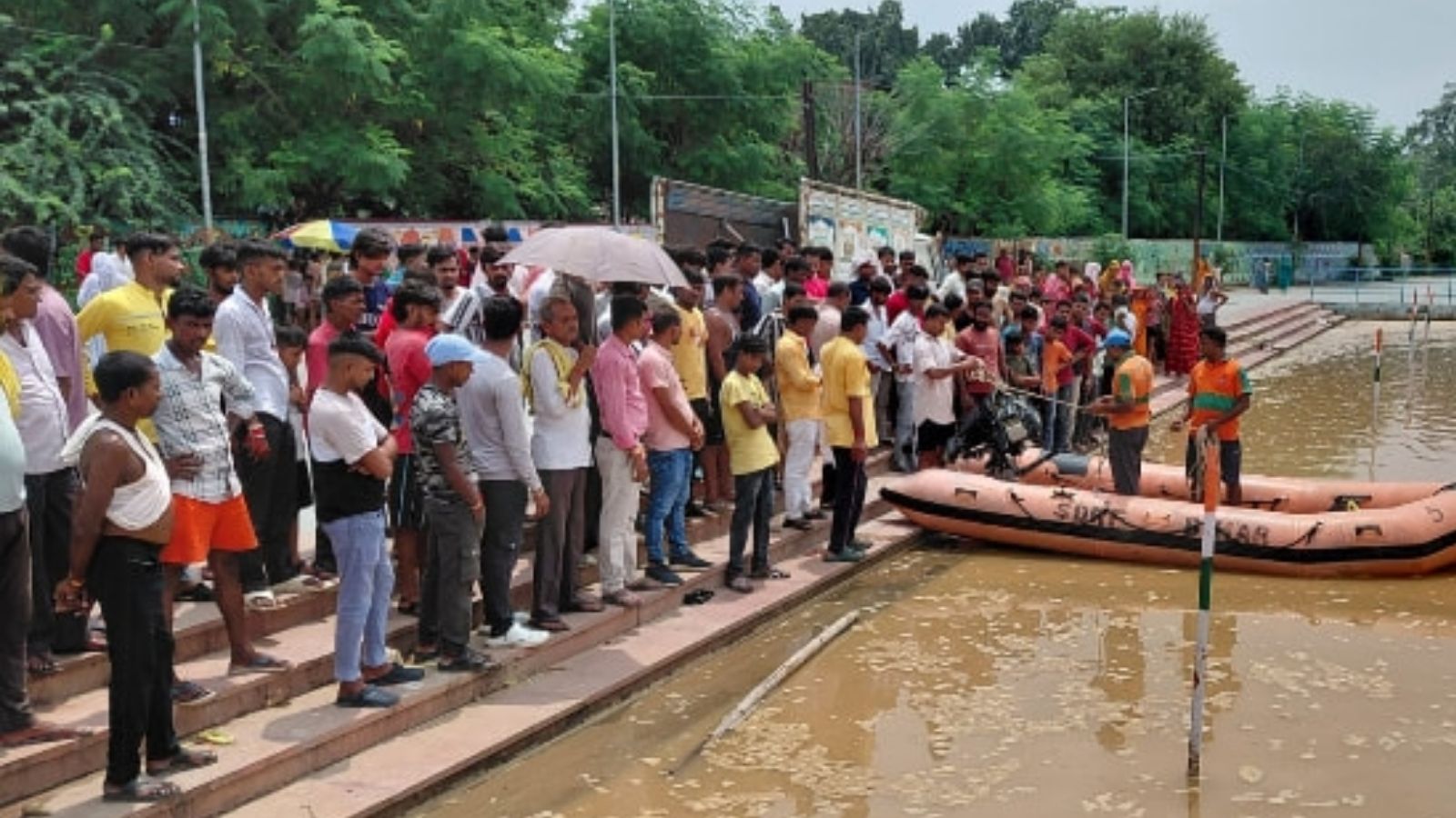 घटनास्थल पर जुटी भीड़ 
