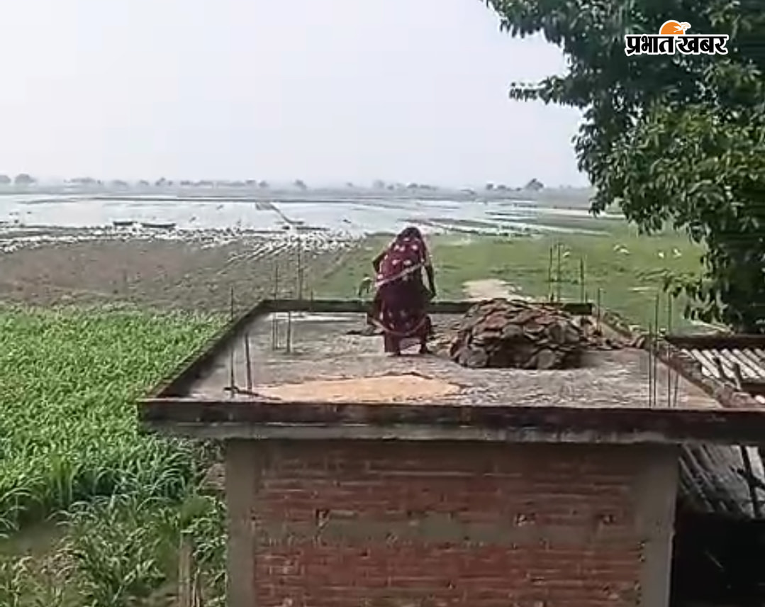 फोटो कैप्श्न-दीलिया रहीमपुर पंचायत में स्तर कम होने के बाद अपने घरों में वापस लौटे लोग | Prabhat Khabar Network