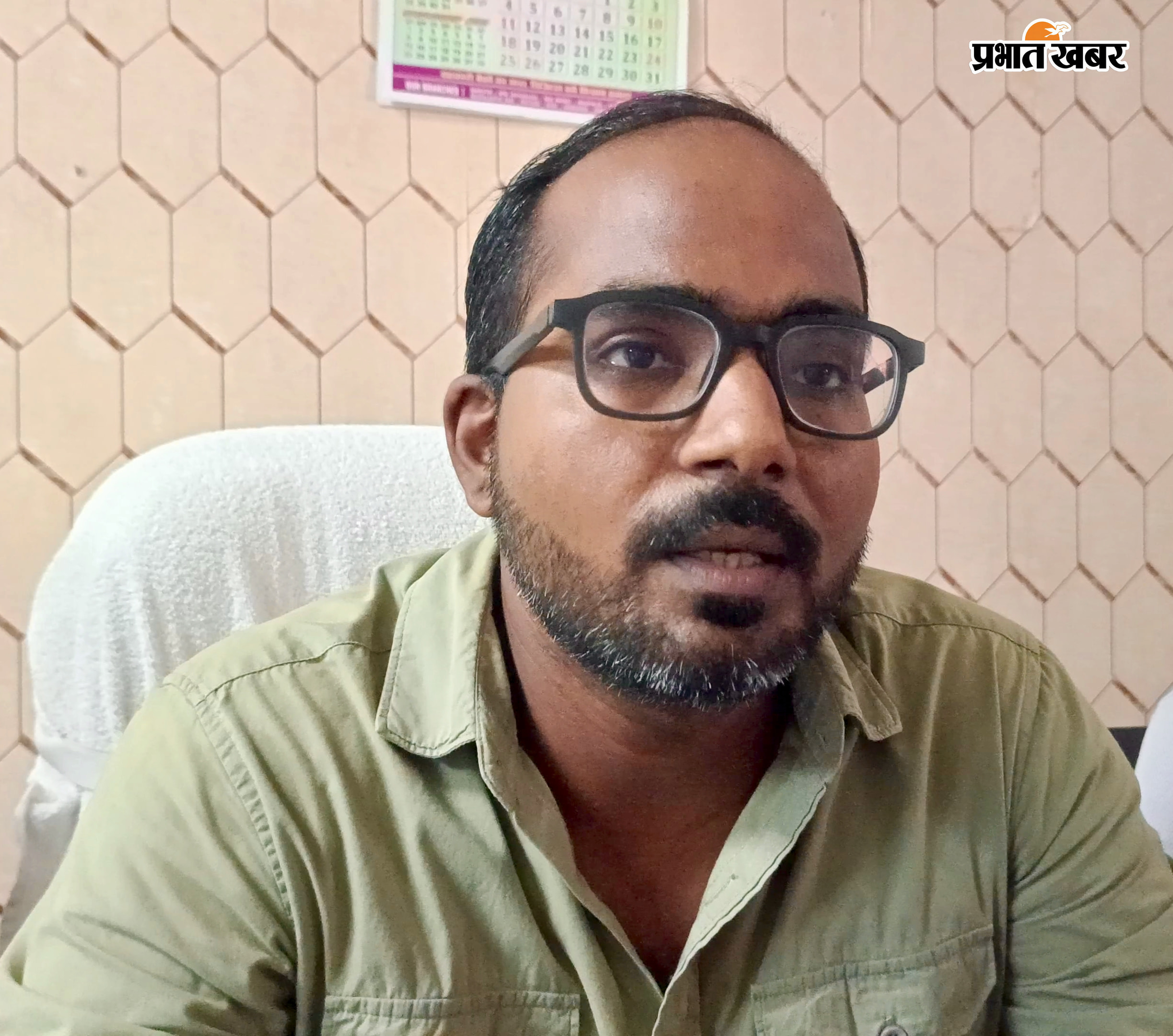 बिक्रमगंज प्रखंड के प्रभारी शिक्षा पदाधिकारी अखिलेश्वर कुमार की तस्वीर | Prabhat Khabar Network