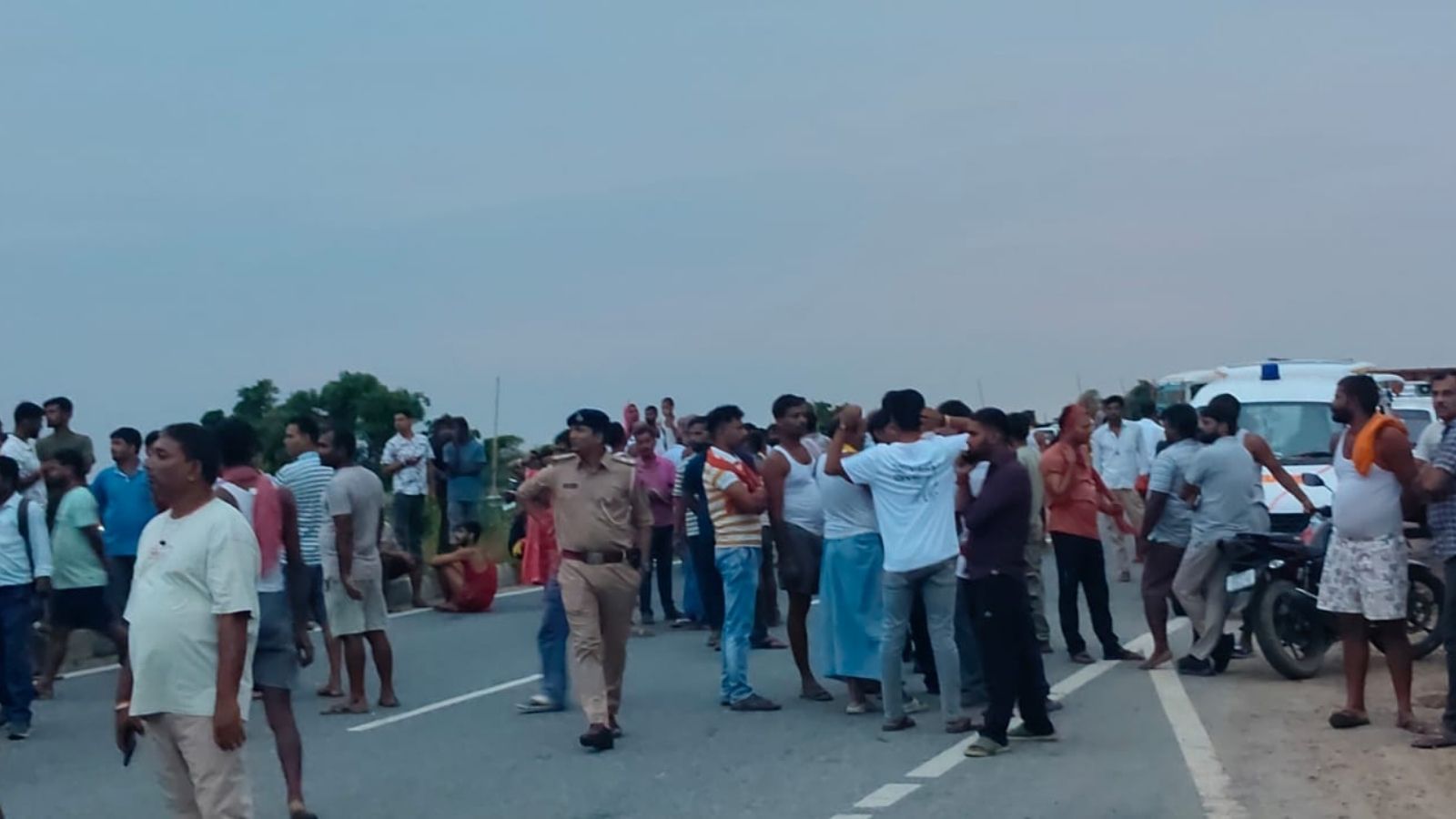 बख्तियारपुर-मोकामा फोरलेन को जाम करते लोग