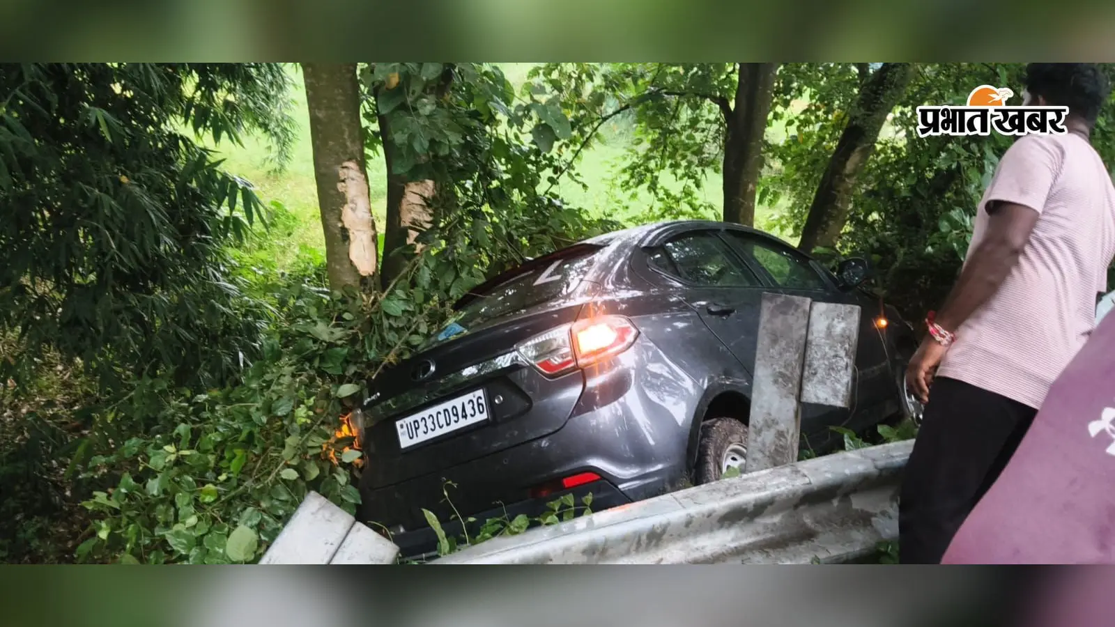 नटबाबा मोड़ पर बड़ा सड़क हादसा, तेज रफ्तार कार पेड़ से टकराई, पति-पत्नी बाल-बाल बचे