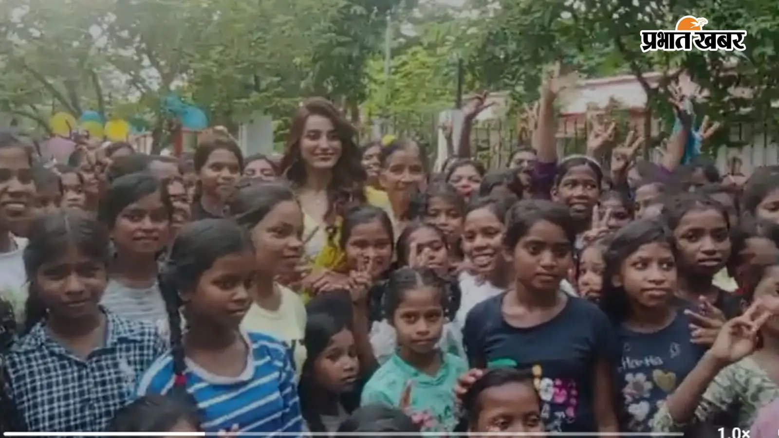 महादलित बच्चियों के बीच अक्षरा सिंह ने मनाया जन्मदिन, बोलीं- यहां मिलने वाला प्यार दुनिया में कहीं और नहीं