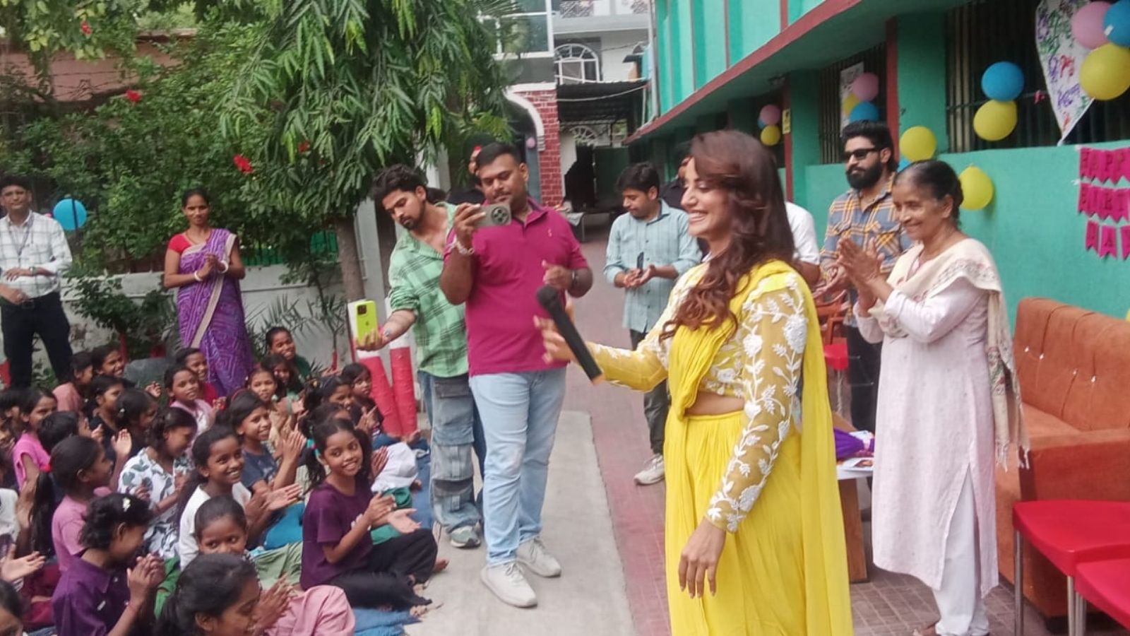 बच्चों के बीच गीत गाती अक्षरा सिंह