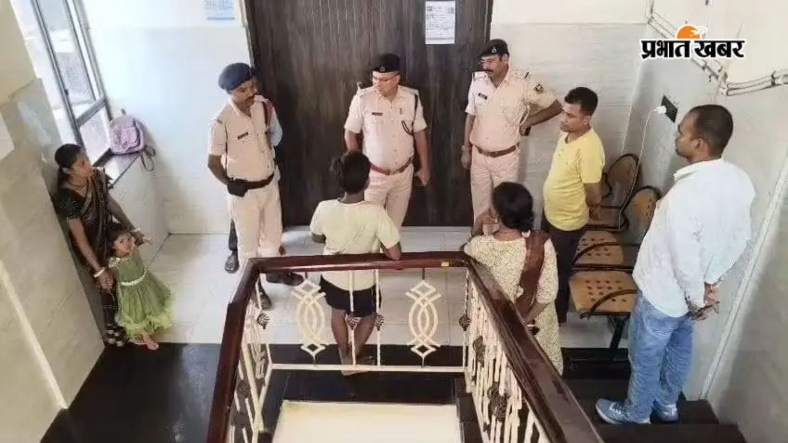 पूछताछ करते हुए सदर एसडीपीओ वन